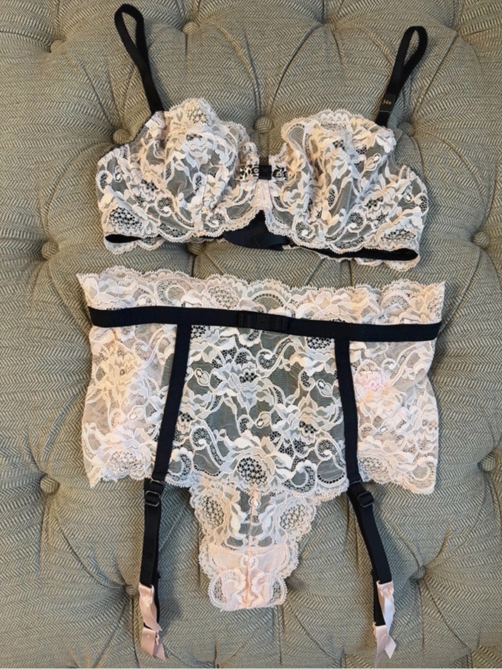 Victoria’s Secret Lace Balconette Bra & Garter Set in Pink & Black New With Tags